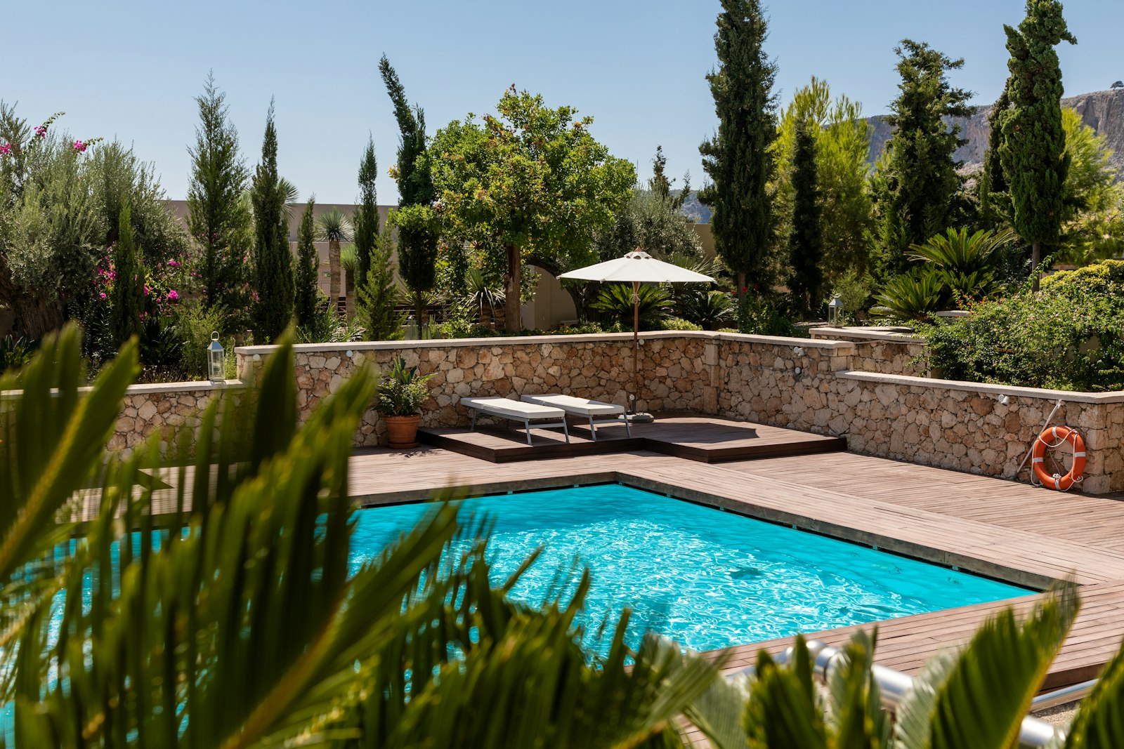 Borelli Pools pool services
